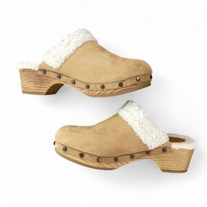 Adorable fleece lined platform suede clogs from American Eagle